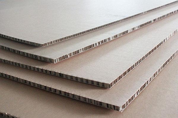 簡(jiǎn)要介紹蜂窩紙生產(chǎn)廠家生產(chǎn)蜂窩紙板的情況